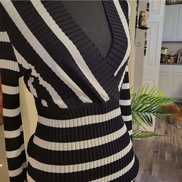 INC. SWEATER - Picture 2 of 4